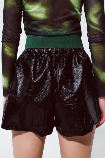 Kurze Lederhose mit hoher Taille in Schwarz