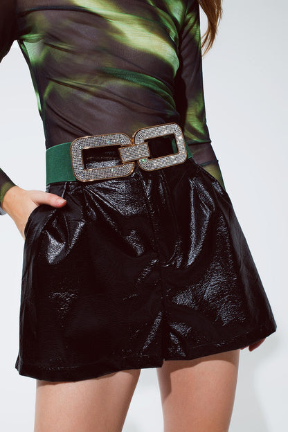 Kurze Lederhose mit hoher Taille in Schwarz